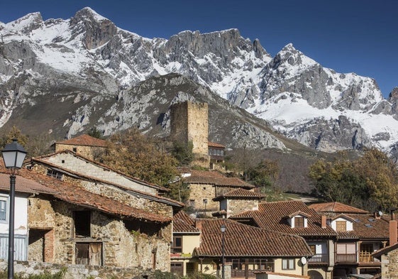 El pueblo de Mogrovejo, con la torre medieval que corona las casonas montañesas.
