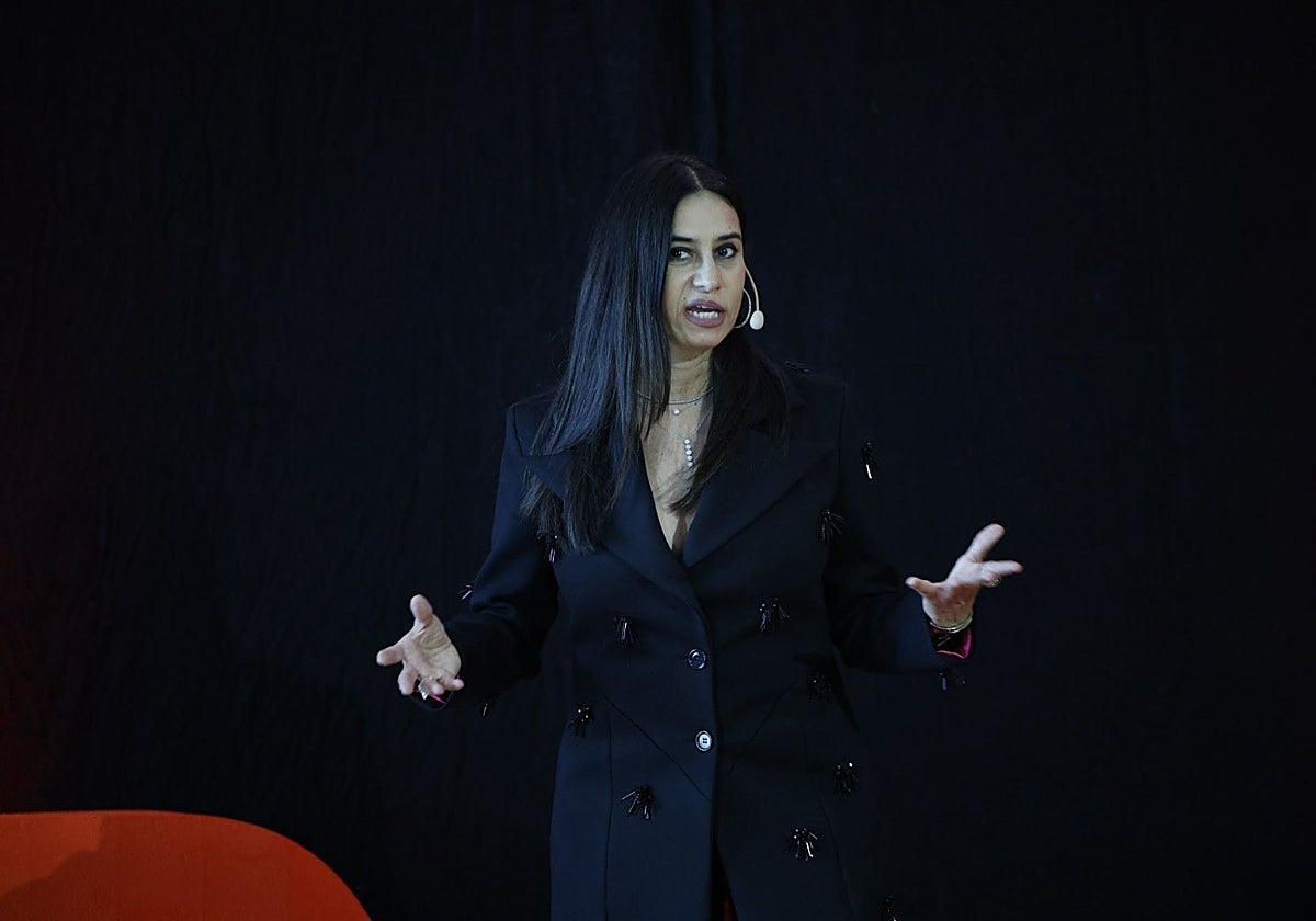 La diseñora cántabra ha puesto el foco en la moda de autor durante su ponencia.