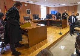 Revilla abandona la sala de vistas Nº9 de La Salesas tras finalizar el acto sin avenencia.
