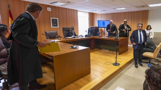 Revilla abandona la sala de vistas Nº9 de La Salesas tras finalizar el acto sin avenencia.