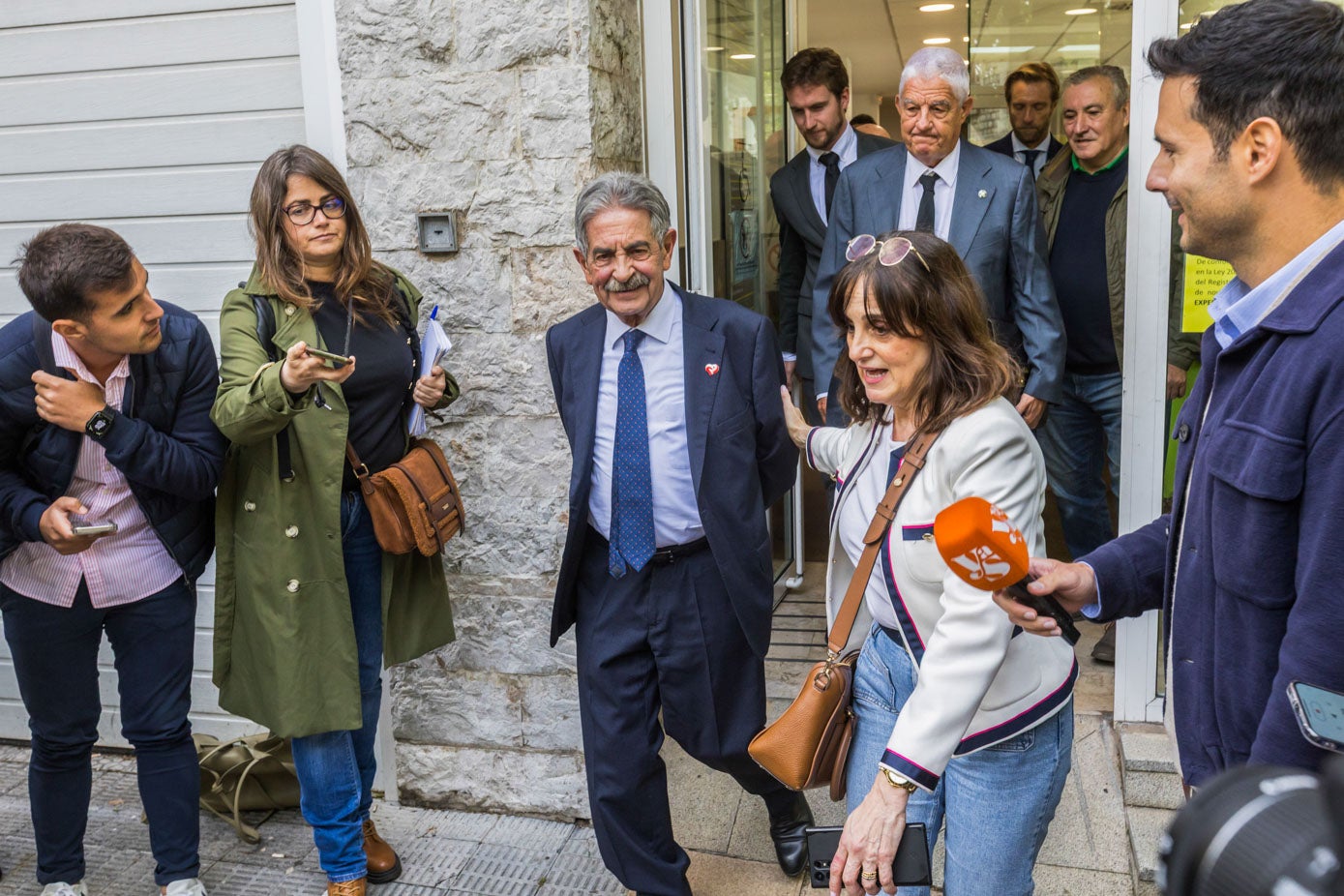 Miguel Ángel Revilla justo al salir tras el acto en Las Salesas junto a la jefa de prensa del PRC, Mercedes Larumbe y el abogado del expresidente de Cantabria, José María Fuster-Fabra.