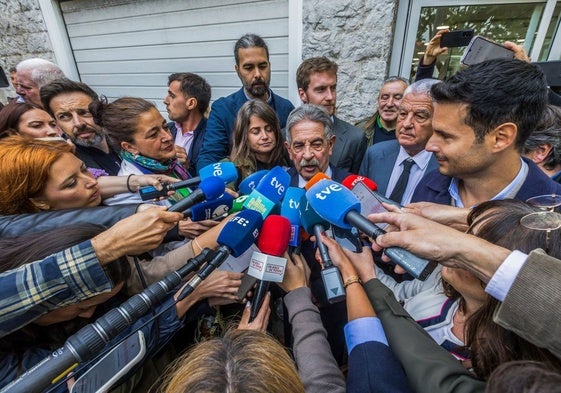 Miguel Ángel Revilla compareciendo ante los medios de comunicación a la salida del acto de conciliación.