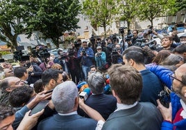Revilla ante los medios de comunicación en Las Salesas.