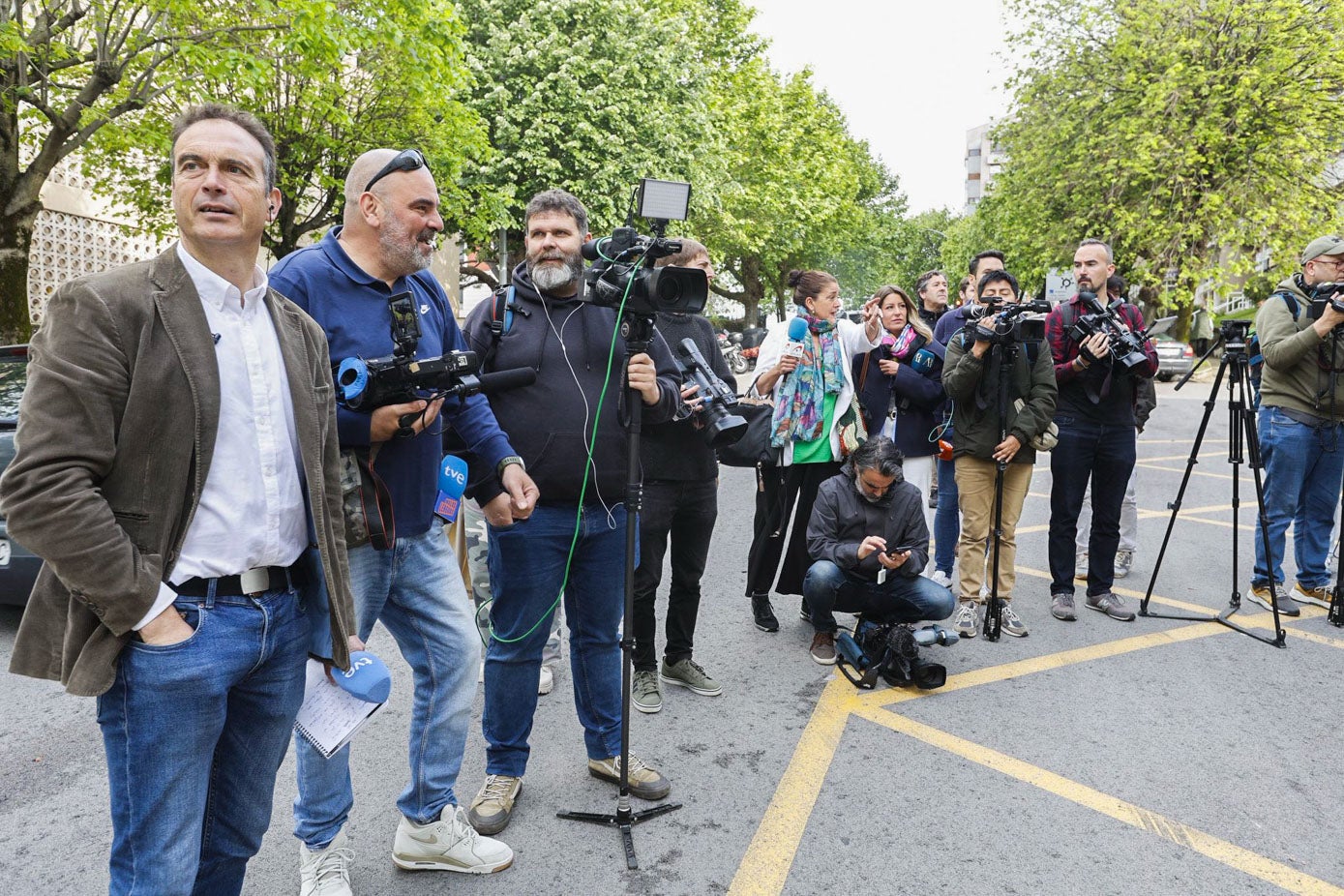 Periodistas esperan con sus cámaras para captar todos los detalles antes del acto.