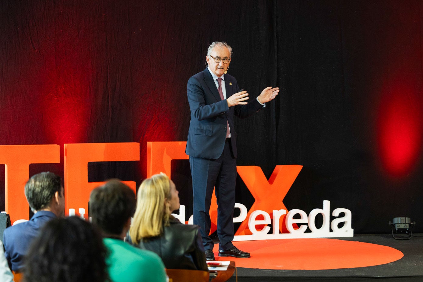 Tomás Cobo durante su ponencia 'El médico del siglo XXI: entre la tecnología y la humanidad'.