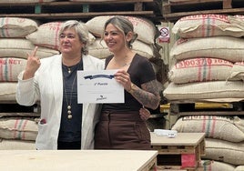 Begoña Baqué entrega a Raquel Juez el diploma de ganadora.