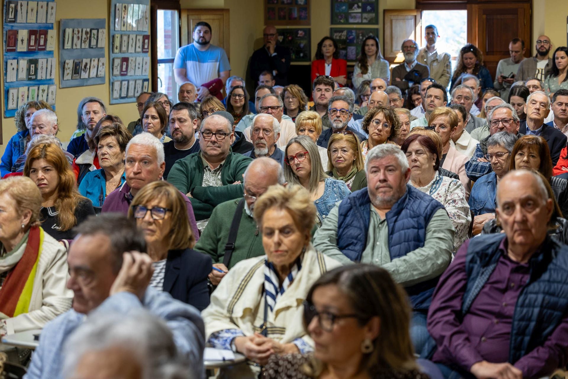 Más de un centenar de personas acudieron al estreno de la escuela.