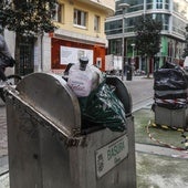 Los contenedores soterrados de la calle Juan de Herrera, en Santander, que van a ser sustituidos.