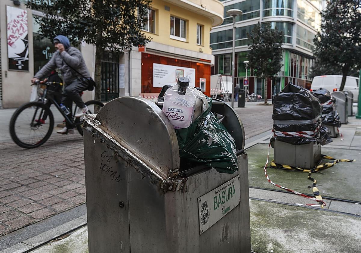 Los contenedores soterrados de la calle Juan de Herrera, en Santander, que van a ser sustituidos.