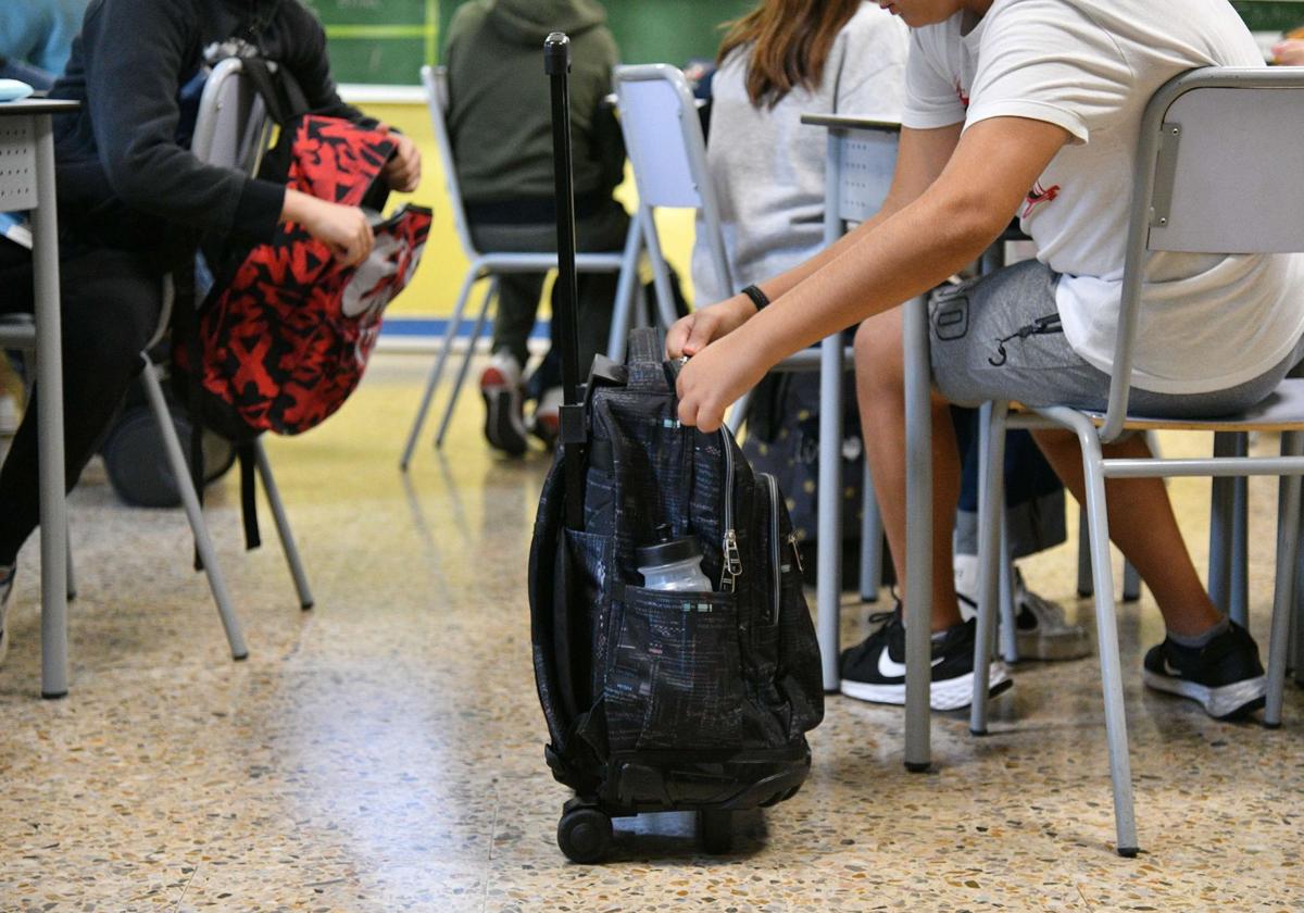 Un joven estudiante, en clase.