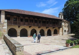 Solar de Los Bustamante, del siglo XVII, que incluye la torre de Hojamarta, del siglo XII, dos molinos y una ferrería medieval.