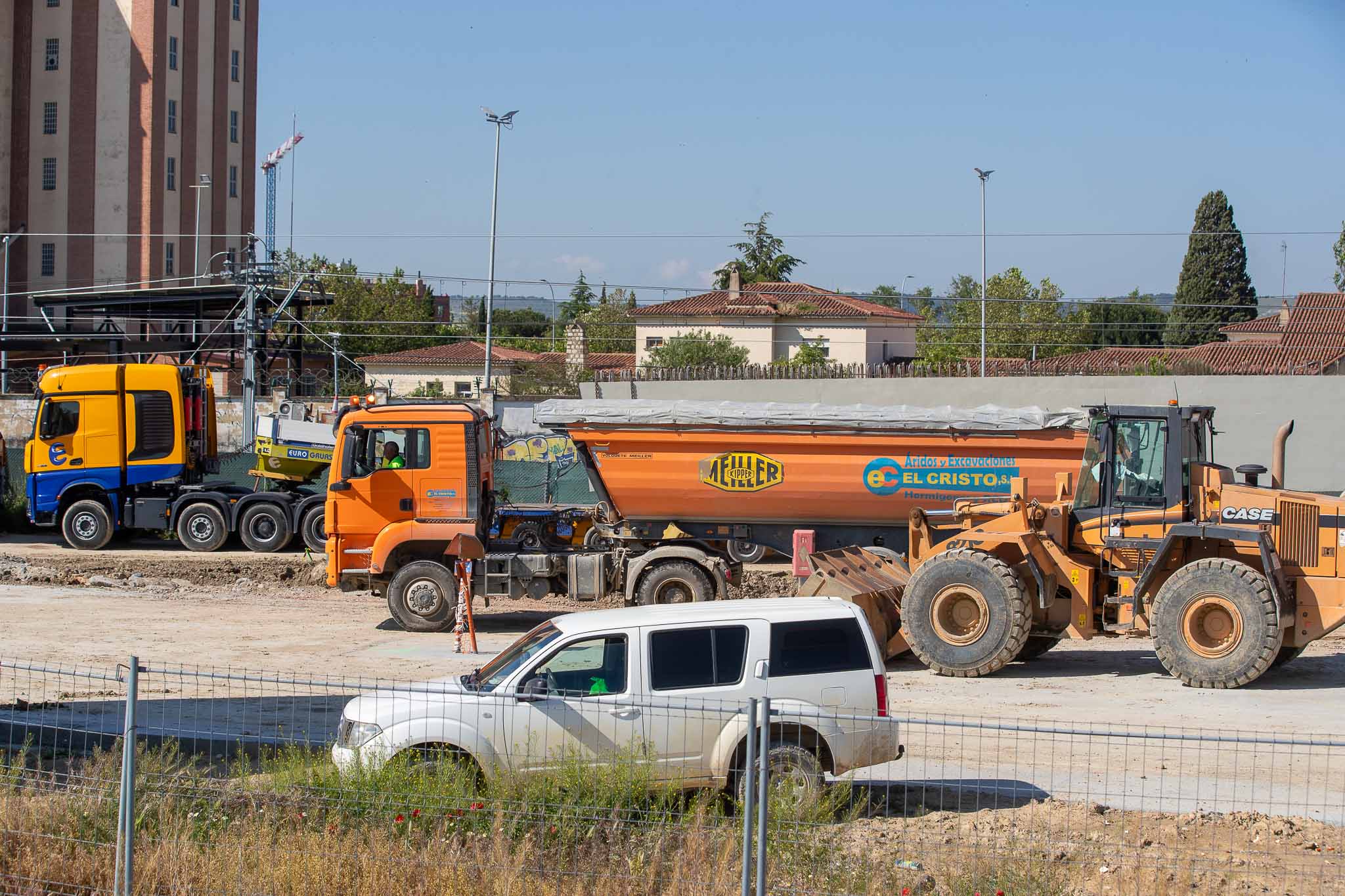 Algunos operarios con maquinaria trabajaban este viernes en el polémico tramo