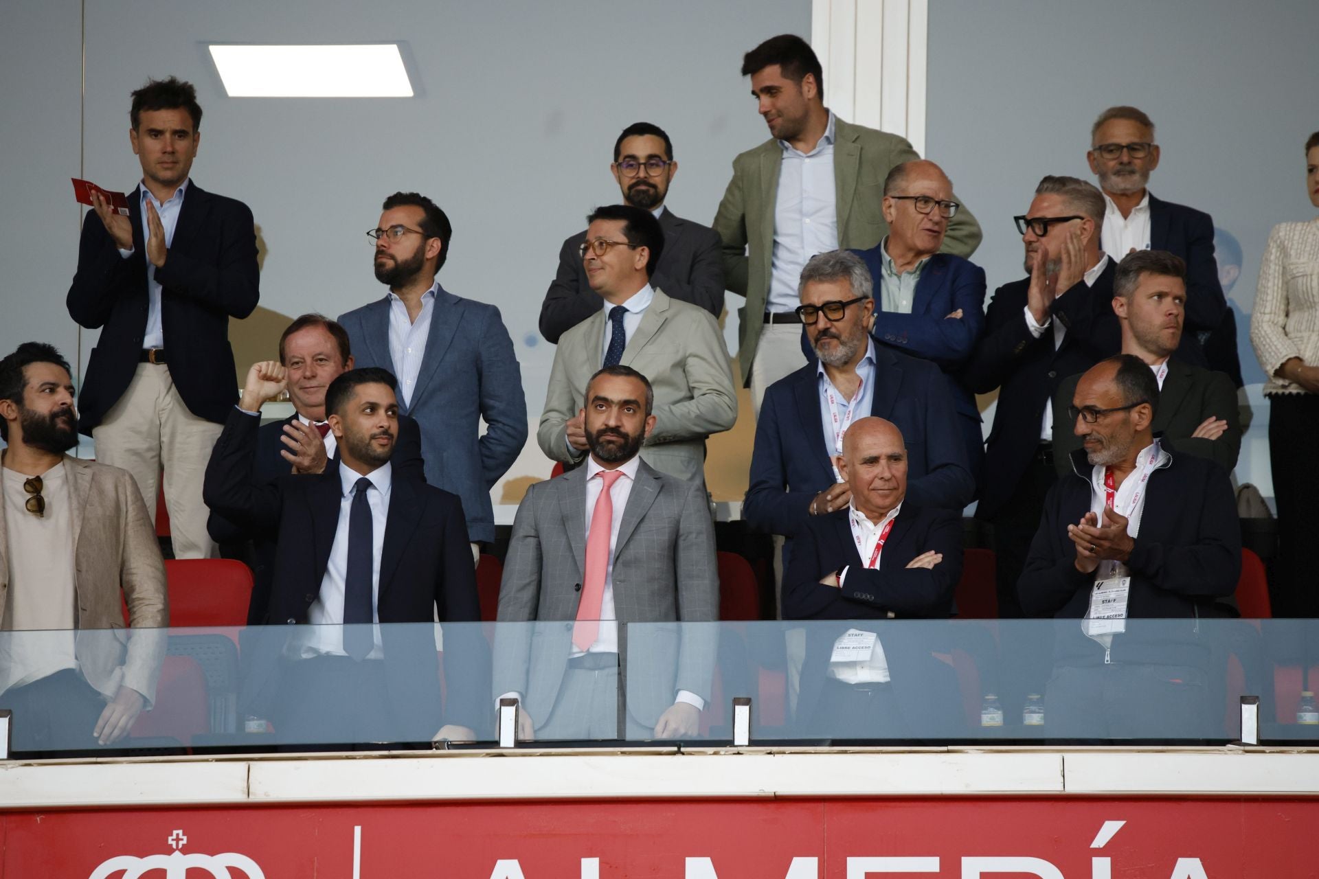 Las directivas de ambos equipos en el palco del estadio