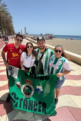 Aficionados del Racing disfrutan de la ciudad en las horas previas al encuentro.