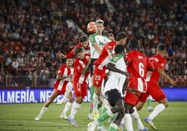 Arana intenta cabecear el balón entre varios jugadores andaluces.