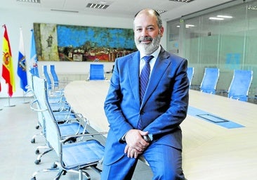El rector de la Universidad Europea del Atlántico, Rubén Calderón, en la sala de juntas del campus universitario.