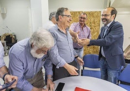 José Luis Urraca recibe las felicitaciones de sus compañeros de partido en Torrelavega