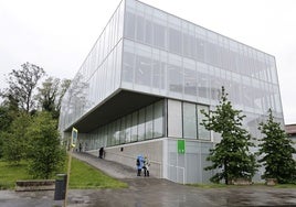 Zona de acceso al Centro Público de Educación de Personas Adultas Caligrama, en Torrelavega.