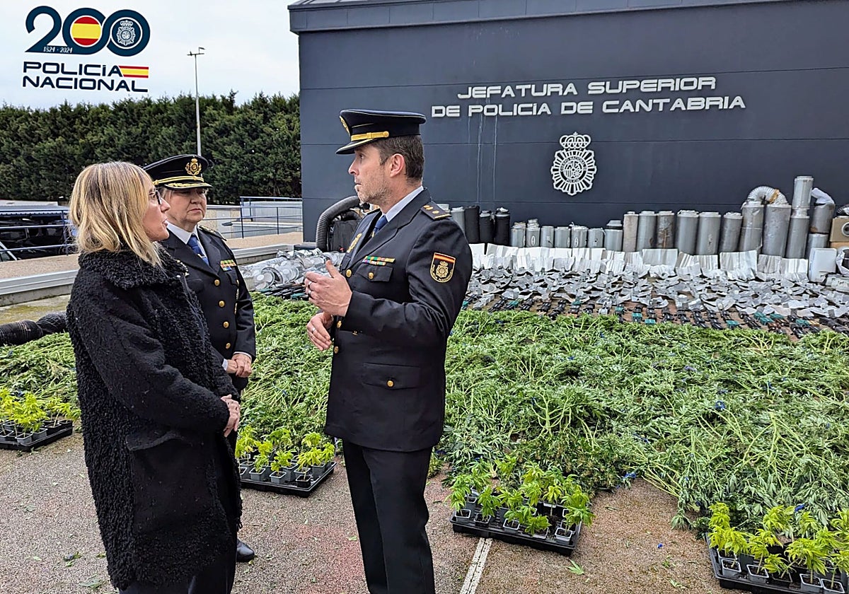 La delegada del Gobierno, Eugenia Gómez de Diego, la jefa superior de la Policía Nacional, Carmen Martínez, y el jefe de la Brigada Provincial de Policía Judicial, Fernando Tapia, junto a las plantas incautadas.