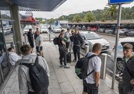 Pasajeros que llegaron este lunes en el vuelo procedente de Birmingham, que venía completo.