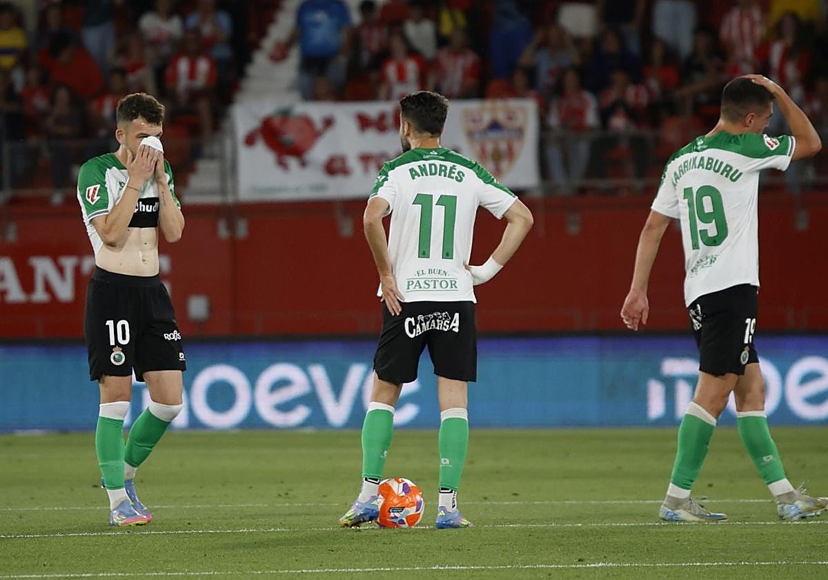 Vicente, Andrés Martín y Karrikaburu se lamentan tras el primer gol del Almería