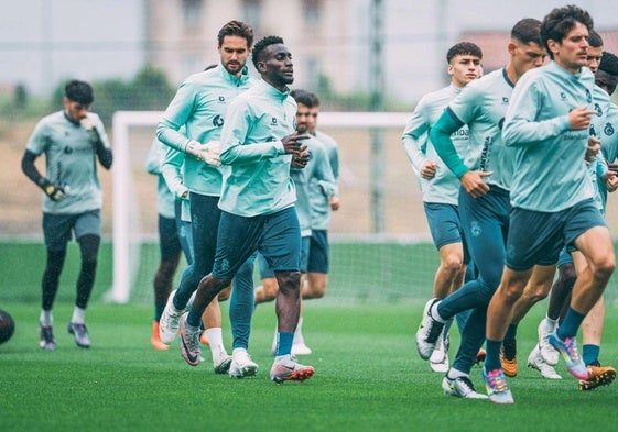 Lago Junior, en el centro de la imagen, seguido por Ezkieta, en el entrenamiento.