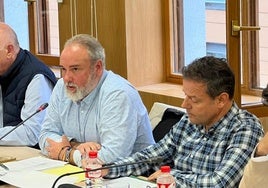 Roberto García Corona, portavoz de Vox, toma la palabra en un Pleno municipal, junto al concejal del mismo grupo, Antonio de la Riva.