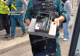 Detenidos por sustraer una furgoneta para cometer un robo en una gasolinera de Campoo de Enmedio