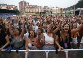 Asistentes a uno de los conciertos del festival de Castro.