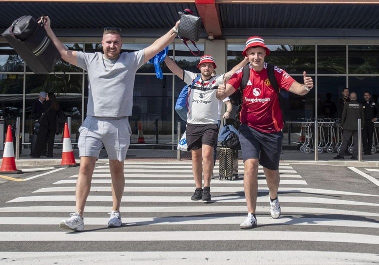 Seguidores del United saliendo este martes del aeropuerto.