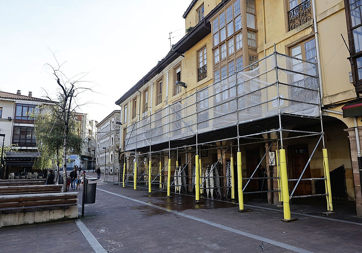 El edificio de Baldomero Iglesias entre andamios esperando a ser consolidado.