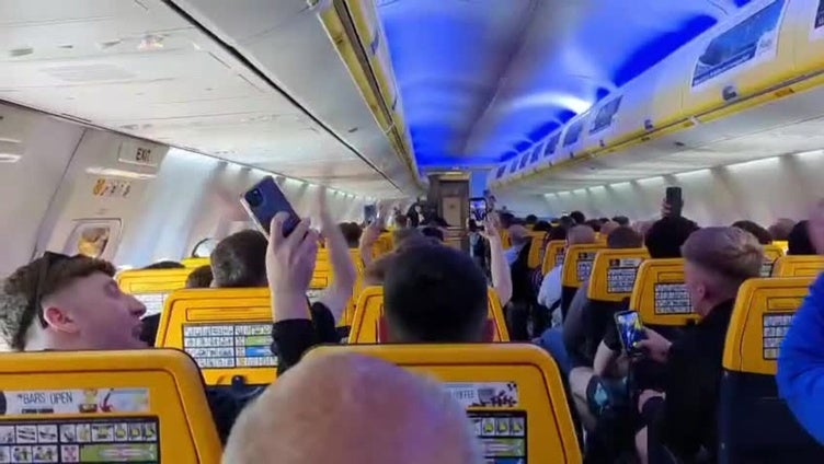Aficionados ingleses en el avión