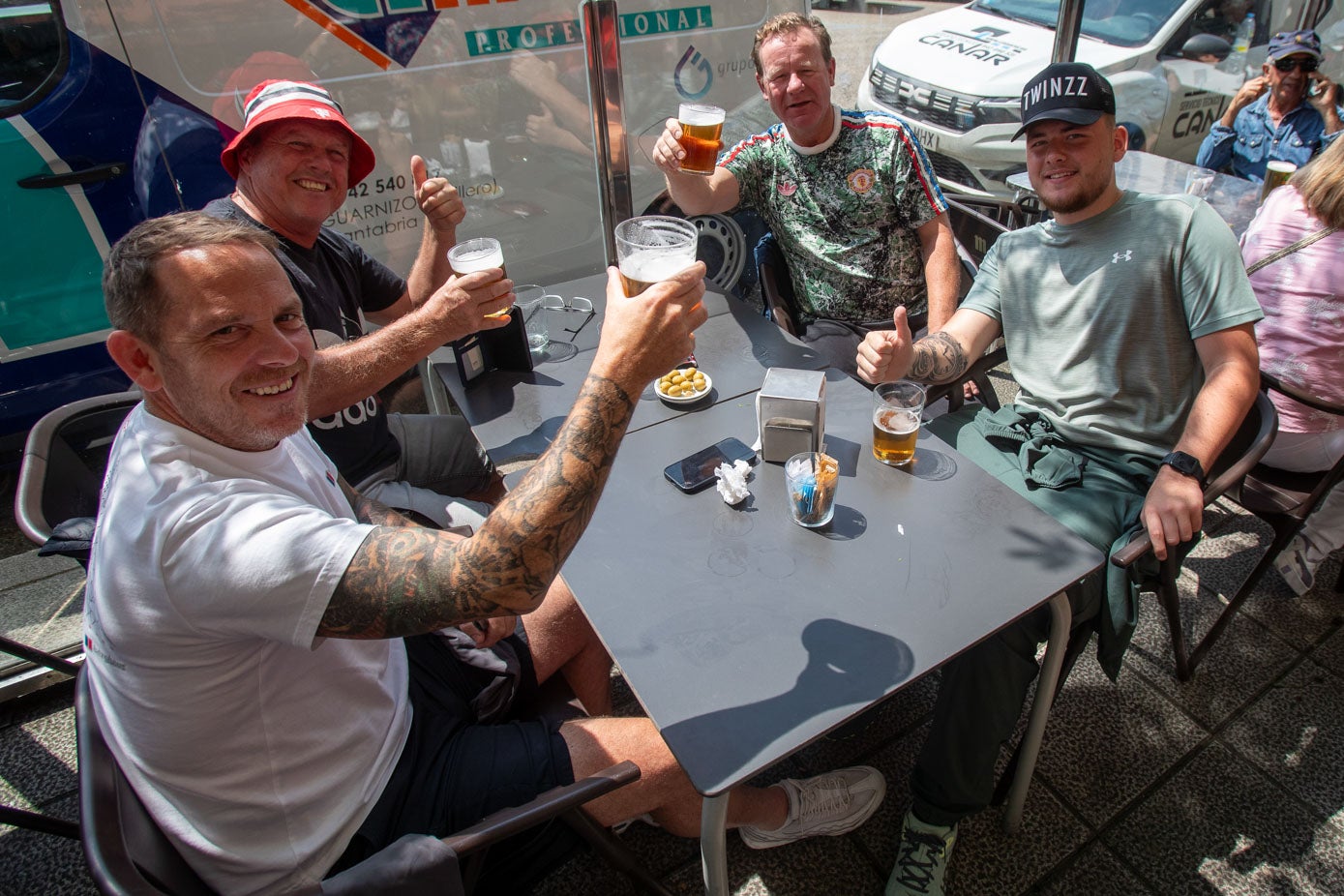 Hinchas del United toman cerveza en una terraza de Santander.