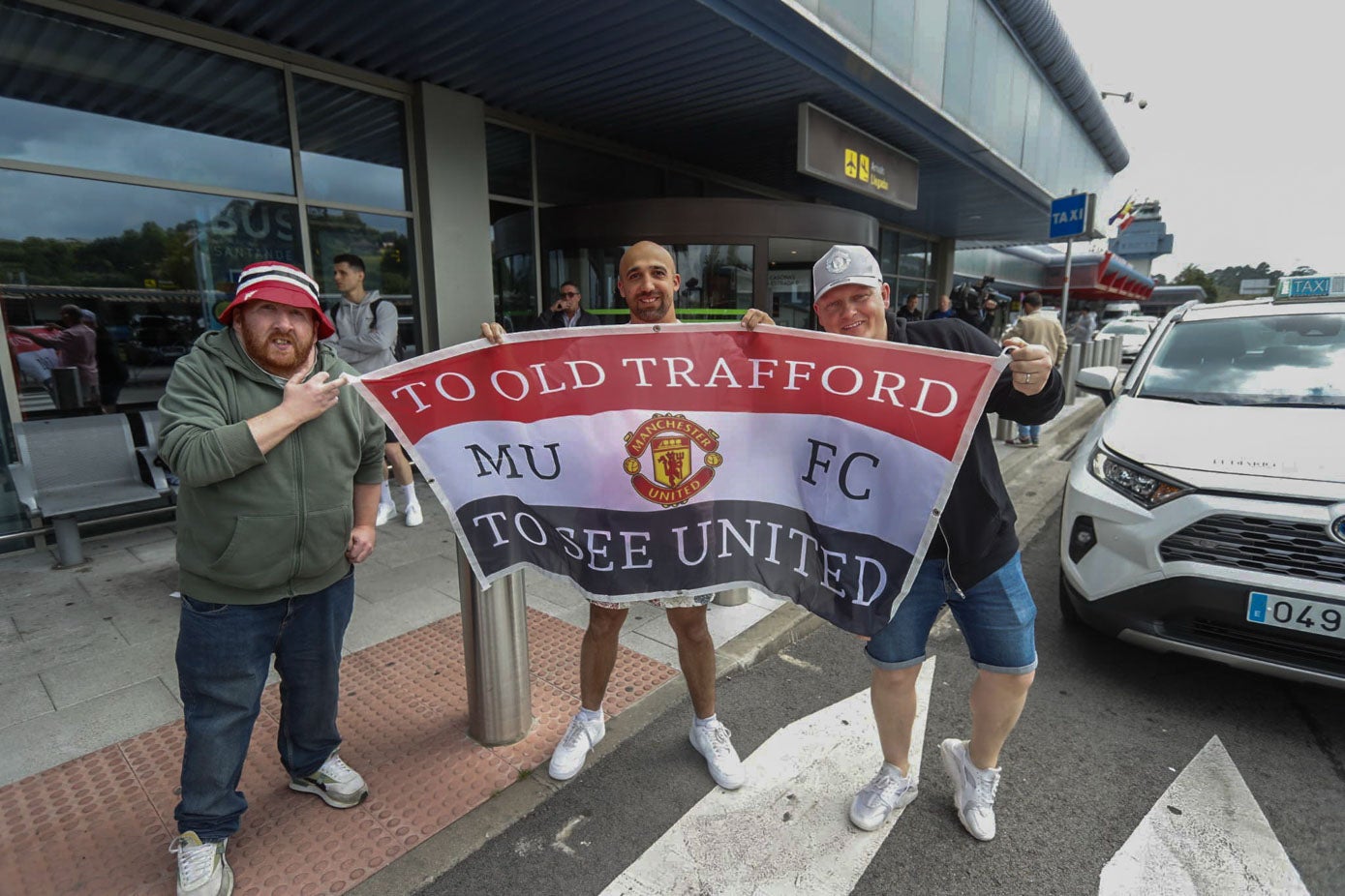 Varios hinchas del Manchester United en su llegada al Aeropuerto Seve Ballesteros.