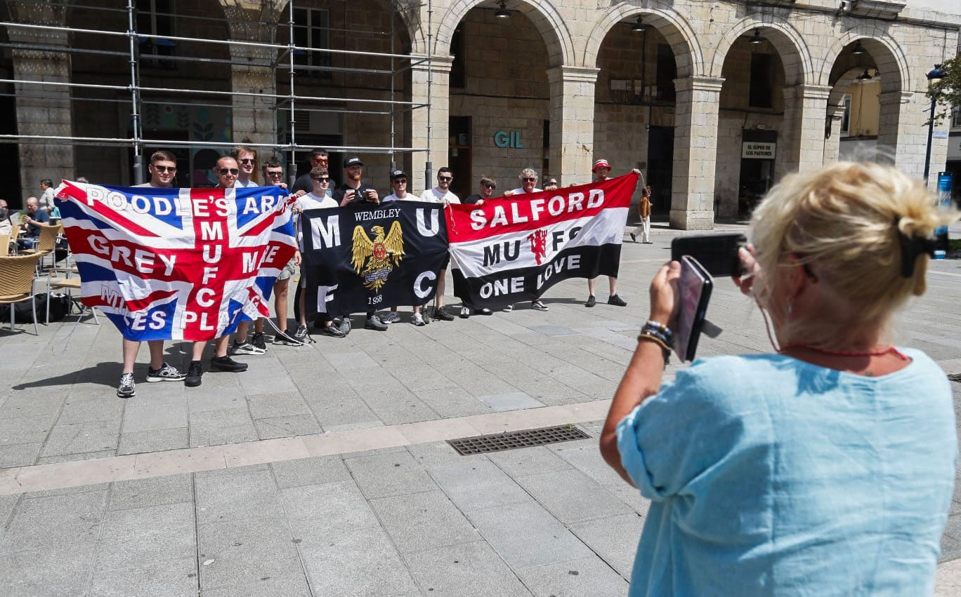 Aficionados del Manchester United posan con sus banderas en la plaza de Pombo.