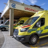 Ambulancias del transporte urgente y del programado, en Urgencias de Valdecilla.