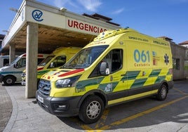 Ambulancias del transporte urgente y del programado, en Urgencias de Valdecilla.