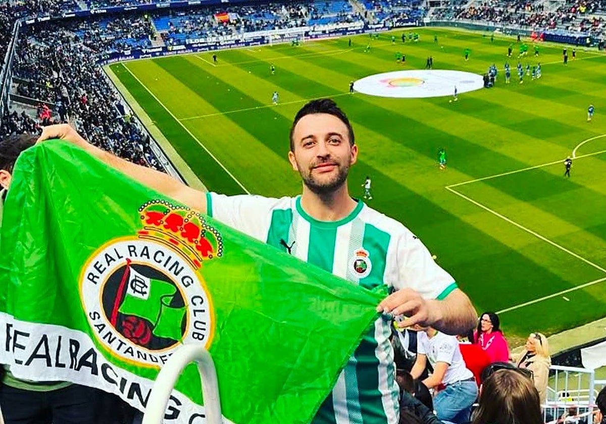 Adrián Lus posa con su bandera del Racing en La Rosaleda.