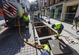 La calle Juan de Herrera, con los espacios de los contenedores soterrados retirados que van a sustituirse.