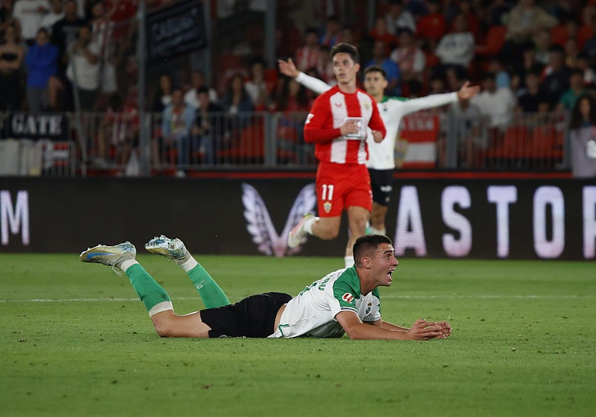 Jon Karrikaburu, en el suelo, se lamenta de una acción contra el Almería la pasada jornada.