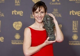 Malena Alterio posa con el Goya a Mejor actriz en 2024 por su trabajo en 'Que nadie duerma'.