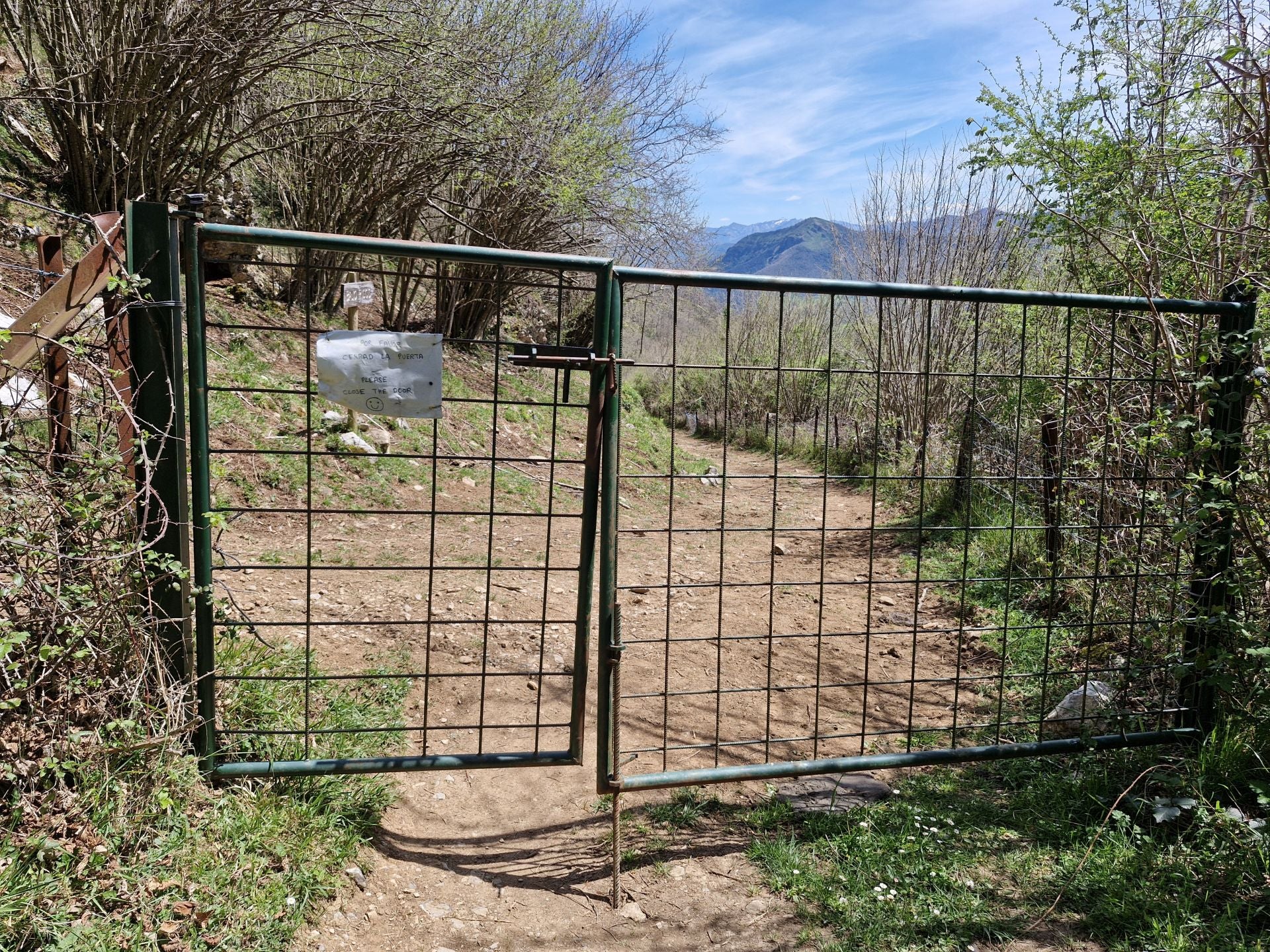 En el camino ya de regreso hay que flanquear portillas y pasos canadienses. En esta, se pide por favor el cerrar la puerta al pasar.
