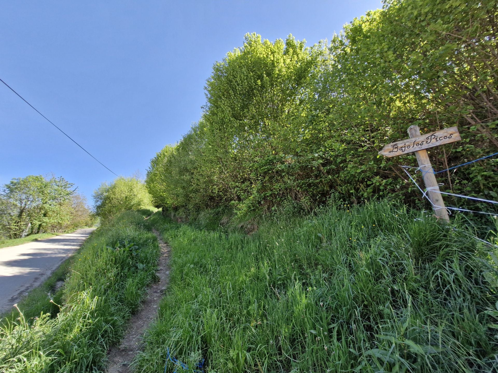 A la entrada de Redo, otra señal indica el sendero a seguir para llegar ya a Mogrovejo.