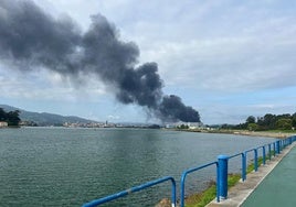 Aparatoso incendio sin heridos en la fundición Jc Navalips, en Camargo