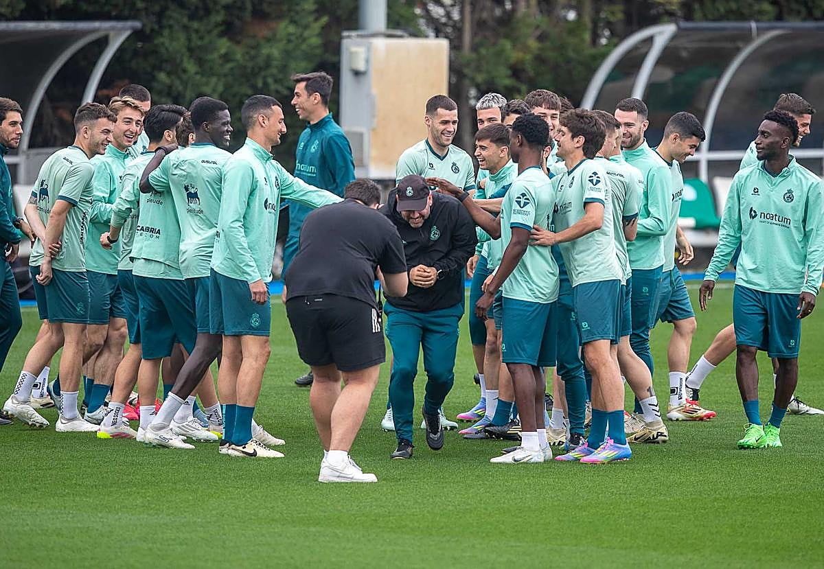 Los futbolistas hacen pasillo a José Alberto por su cumpleaños.