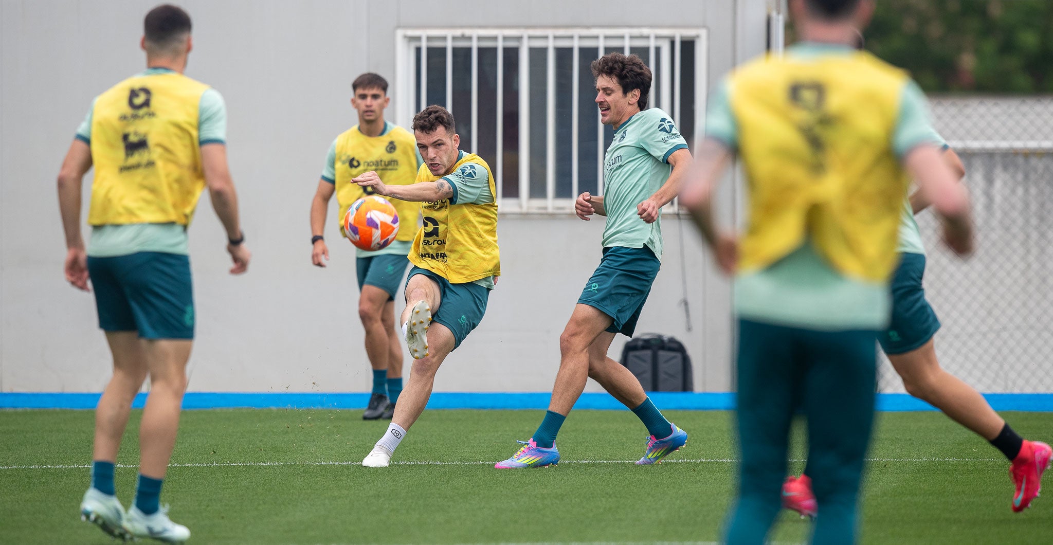 Íñigo Vicente golpe el balón ante Sangalli.