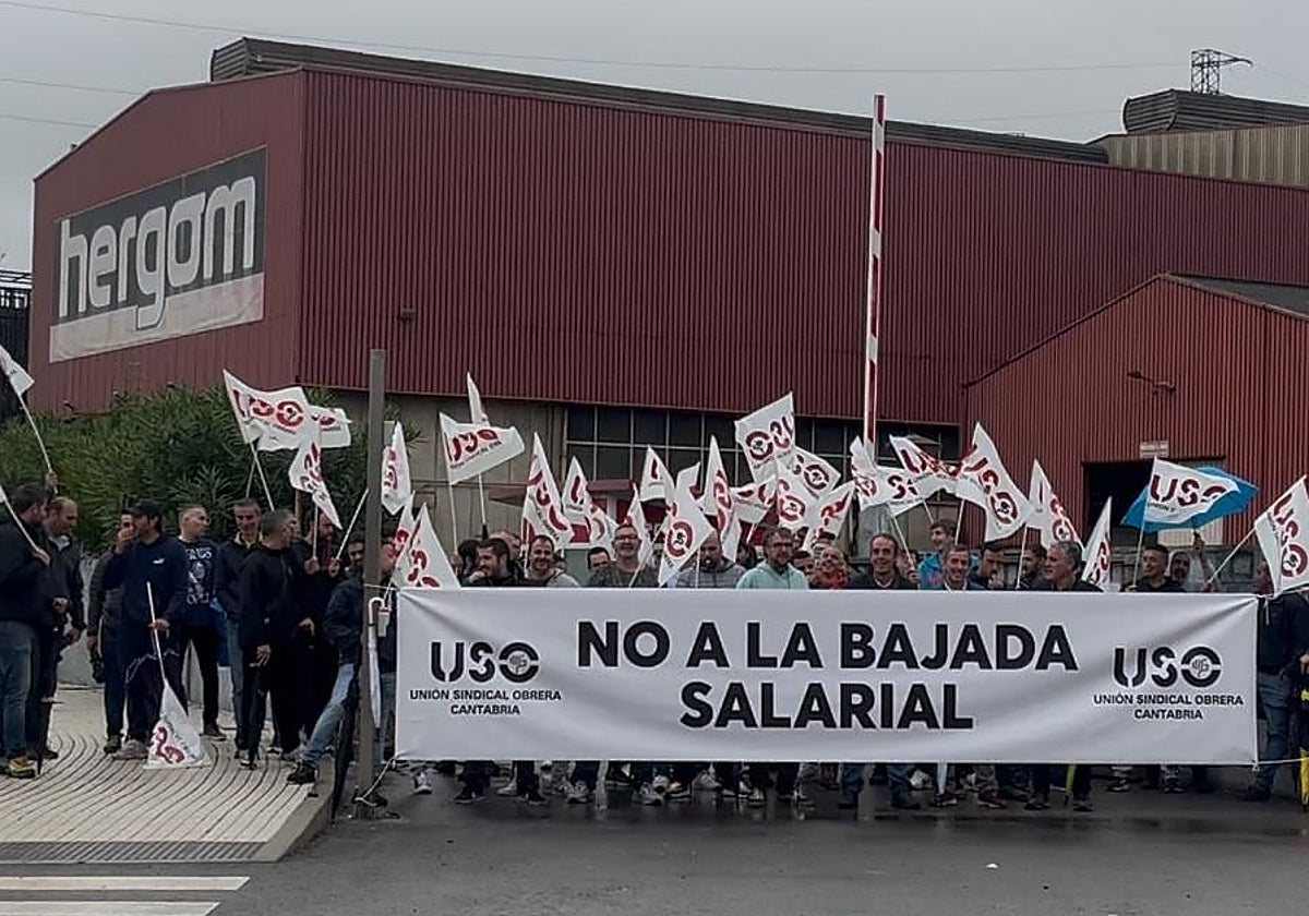 Trabajadores de Hergom, manifestándose en octubre contra la bajada salarial.