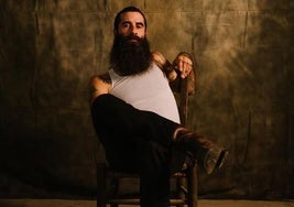 El músico de Alabama gira con su álbum más reciente, 'JP Harris is a trash fire' (2024).