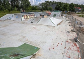 El estado actual de las pistas de skate de La Lechera, entre vallas y cintas de advertencia.