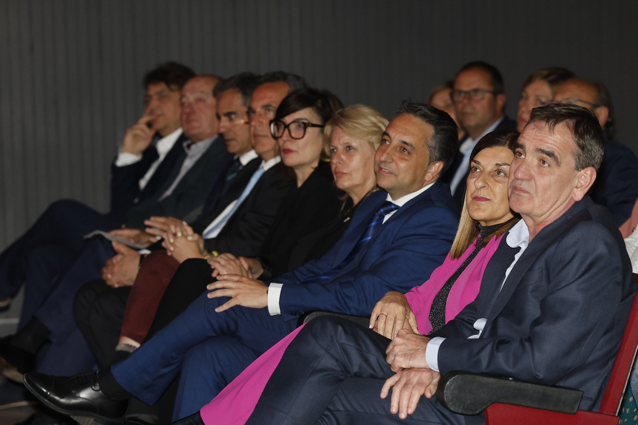 Autoridades y directivos de El Diario montañés. En primer término Ignacio Pérez, director gerenal de El Diario Montañés; María José Sáenz de Buruaga, presidenta de Cantabria; Carlos Caramés, alcalde de Piélagos y María Jesús Susinos, consejera de Desarrollo Rural. 